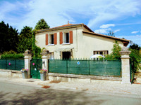 Maison à vendre à Saint-Aulais-la-Chapelle, Charente - 152 600 € - photo 1
