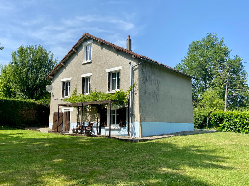 French property for sale in Vayres, Haute-Vienne - €132,500 - photo 0