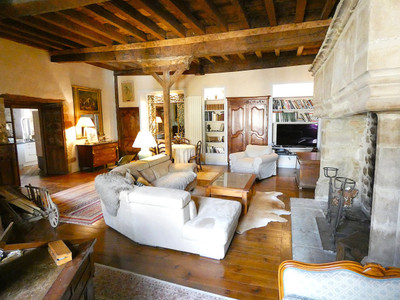 Prestigious 14th century residence tastefully renovated: 3 spacious apartments and 3 commercial premises. 