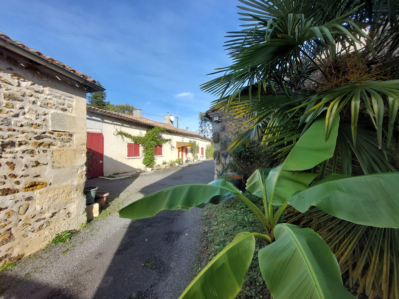 Maison à vendre à Vouzan, Charente - 170 000 € - photo 1