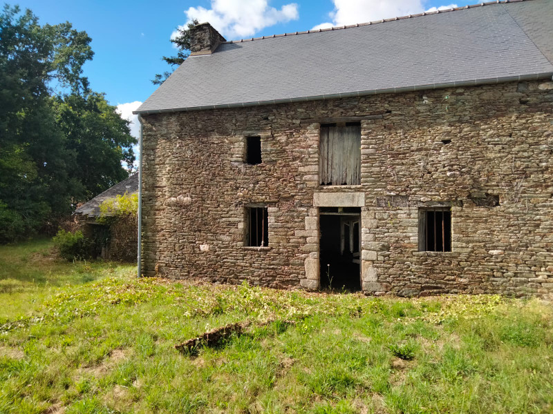House for sale in Taupont Morbihan House to renovate on a building