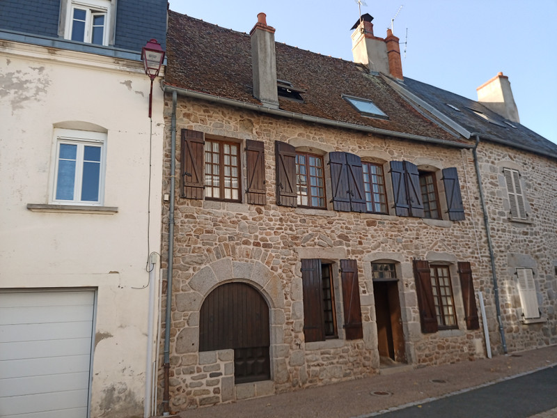Maison à vendre à Auzances, Creuse - 64 900 € - photo 1