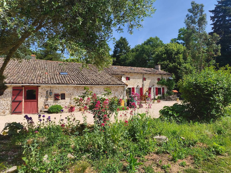 Propriété à vendre à Brux, Vienne - 264 825 €