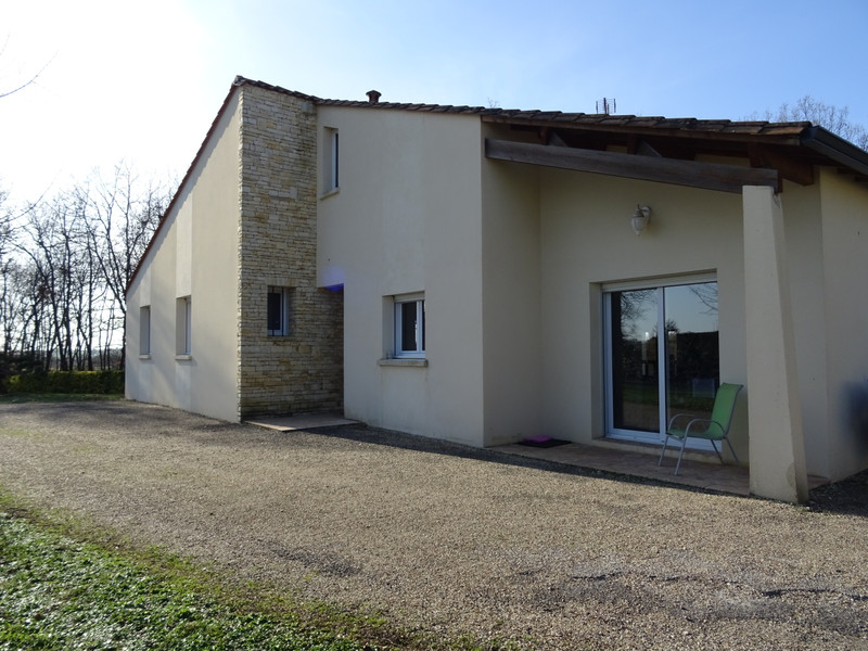 French property for sale in Jauldes, Charente - €280,900 - photo 2