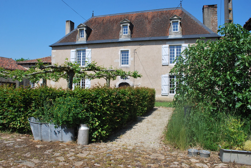 Maison à vendre à Luchapt, Vienne - 585.000 € - photo 1