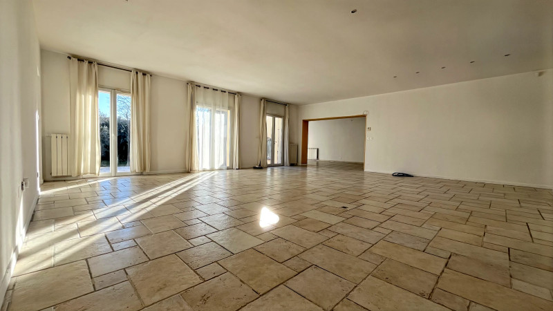French property for sale in Avignon, Vaucluse - €395,000 - photo 2