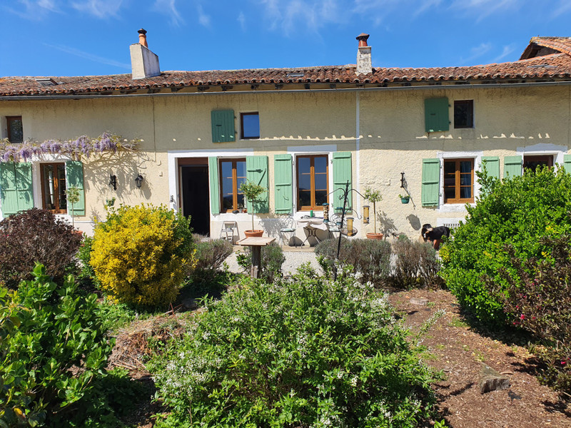 Maison à vendre à Rouzède, Charente - 425.000 € - photo 1