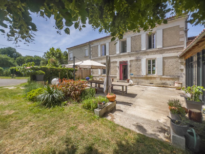 French property for sale in Angoulême, Charente - €399,000 - photo 1