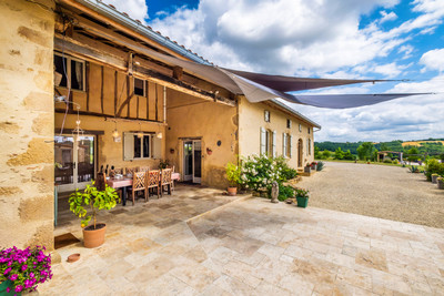 Completely renovated C18th Farmhouse + independent cottage + pool + terraces + panoramic countryside views