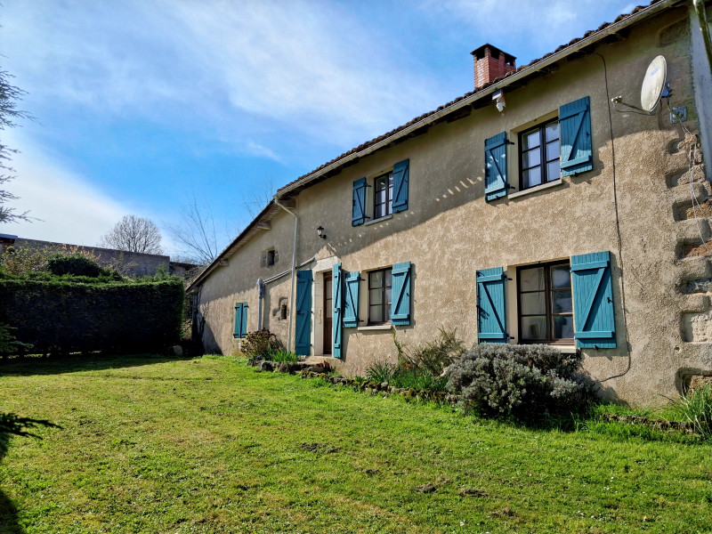 Propriété à vendre à Terres-de-Haute-Charente, Charente - 247 999 €