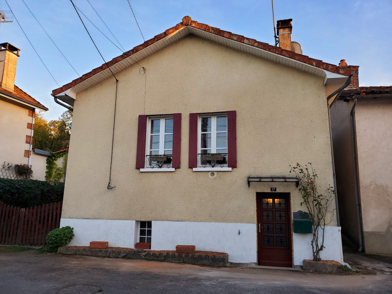 Maison à vendre à Chabanais, Charente - 72 500 € - photo 1
