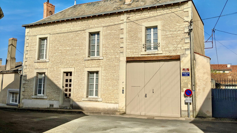 Maison à vendre à Mirebeau, Vienne - 163.000 € - photo 1