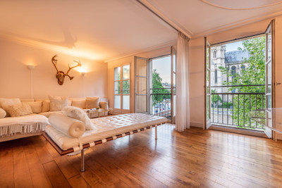 PARIS 5e, Quai de Montebello- Quartier Sorbonne, spacious 1 bedroom apartment, double exposure , 69 m2, fully renovated, 2nd floor with elevator, bathed in natural day light, North/ South, offering breathtaking views of Notre Dame Cathedral de Paris and Seine River. In the historical heart of the City. 