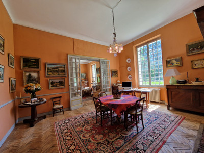 Large mansion of 427m² with a spacious outbuilding on 10 hectares of land.