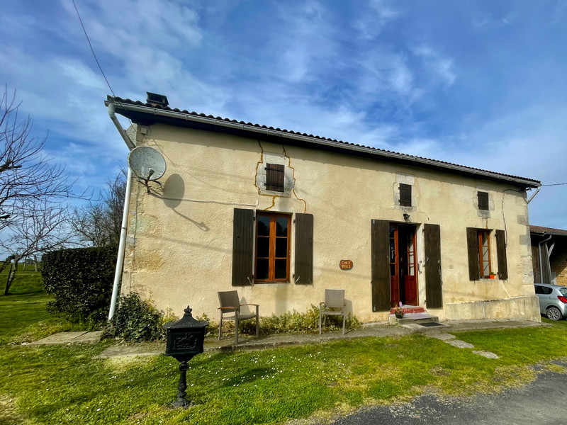 Maison à vendre à Clérac, Charente-Maritime - 172.800 € - photo 1