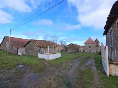 French property for sale in Alloue, Charente - €360,000 - photo 2