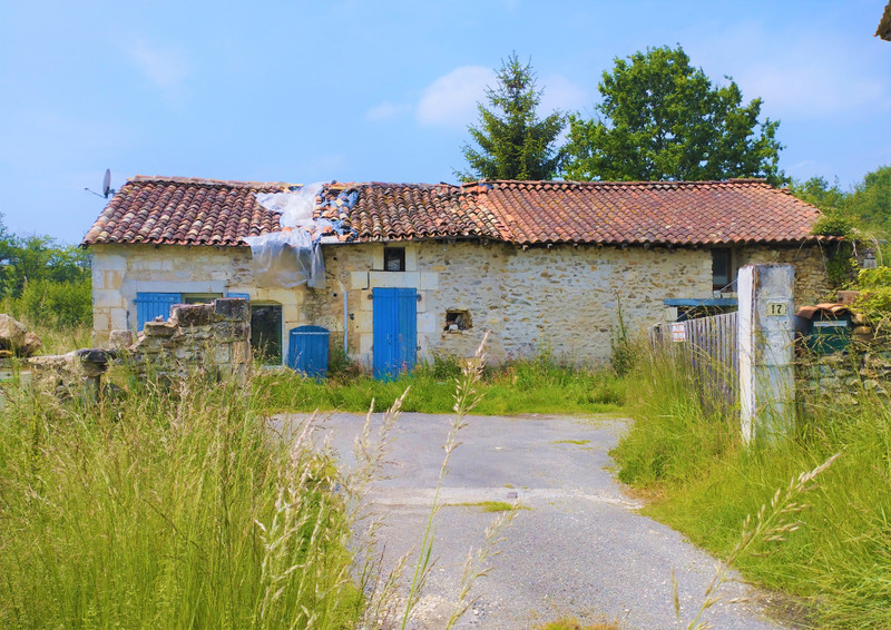 Maison à vendre à Combiers, Charente - 56 600 € - photo 1