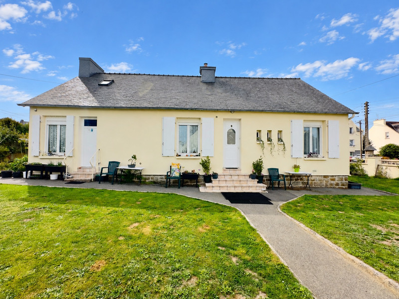 French property for sale in Saint-Martin-des-Champs, Finistère - €216,070 - photo 1