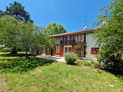 In a peaceful haven, 10 min from Villeneuve de Marsan, a stunning 450m² house with 8 bedrooms on 5 ha of land