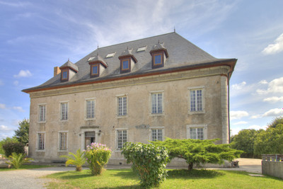 SPLENDID CHÂTEAU + HUGE PRIVATE EVENT SPACE + MAISON-DE-MAÎTRE + 18-ACRE ESTATE + BARN + BAKERY + FARM SHOP...