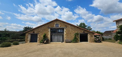 French property for sale in Moutiers-sur-le-Lay, Vendée - €386,000 - photo 1