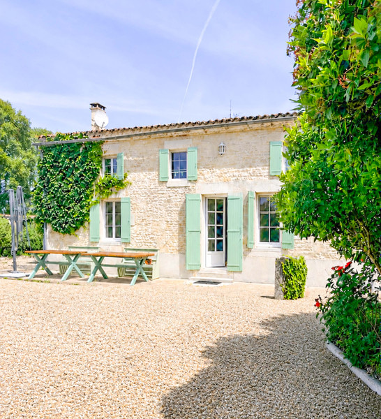 French property for sale in Aumagne, Charente-Maritime - €323,300 - photo 0