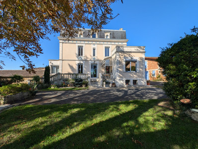 Maison de Maître - Large outbuildings - Rental income - Garden, courtyard & terrace in the heart of Montendre