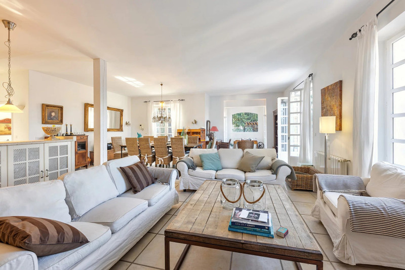 French property for sale in Mougins, Alpes-Maritimes - €1,850,000 - photo 2