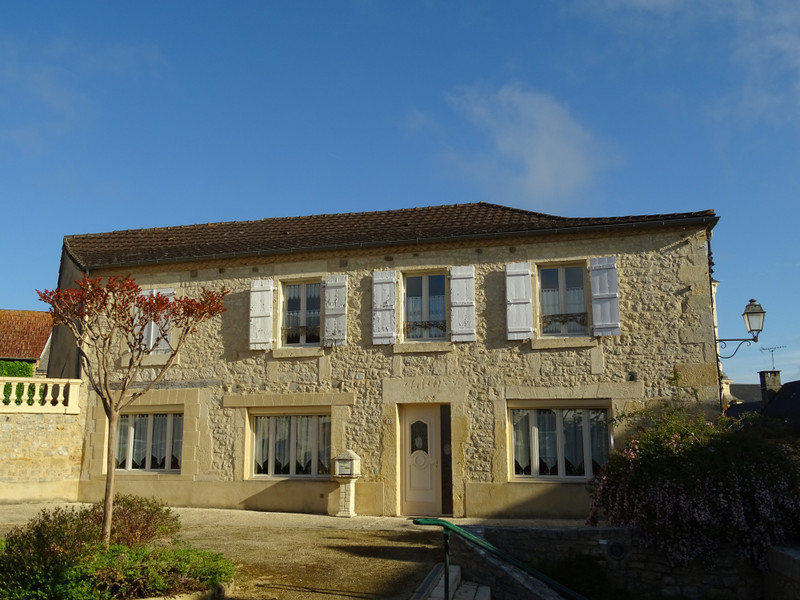 Maison à vendre en Aquitaine Dordogne La Bachellerie Maison du bourg en pierre totalement Maison à vendre en Aquitaine Dordogne La Bachellerie Maison du bourg en pierre totalement