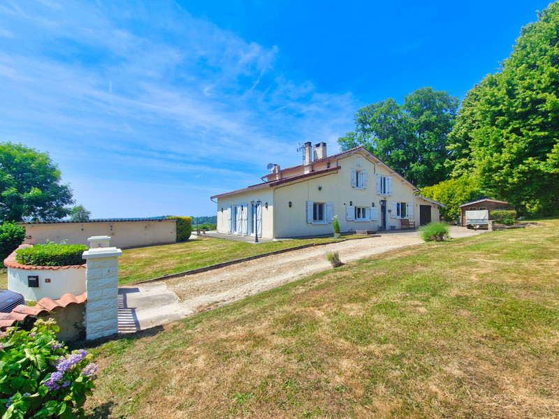 Maison à vendre à Saulgond, Charente - 269.995 € - photo 1