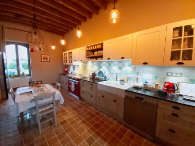 Former convent with kitchen, living room, laundry room, 3 bedrooms, 3 bathrooms, office. 3500m2 plot.
