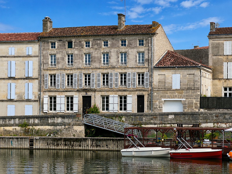 French property for sale in Jarnac, Charente - €235,400 - photo 0