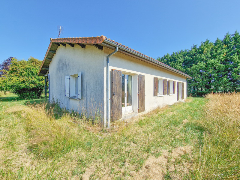 House for sale in ChampagneMouton Charente Village house with 5