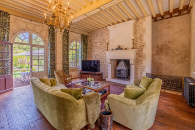 XIth century Templar commandery. Historic residence with crypt and outbuildings. 7.5 ha. Near Périgueux.