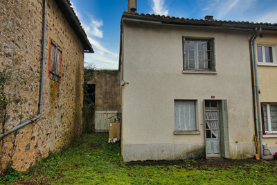 Maison à vendre à Oradour-Fanais, Charente, Poitou-Charentes, avec Leggett Immobilier