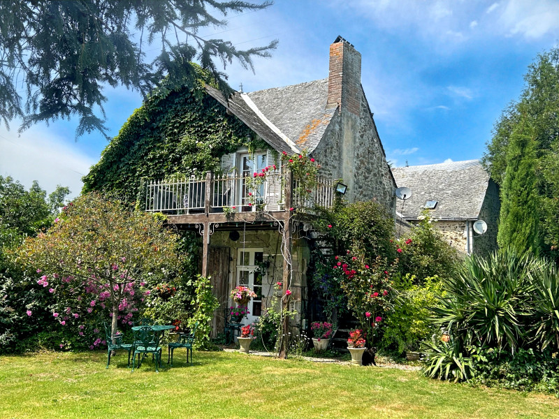 French property for sale in Livet, Mayenne - €498,000 - photo 1