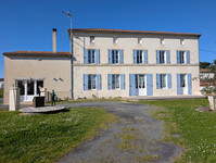 Propriété à vendre à Montguyon, Charente-Maritime - 375 000 € - photo n°1