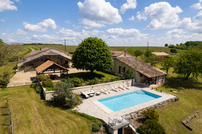Renovated domain + 2 studios, reception room, (salt)pool, land of about 3.1ha. Beautiful countryside views.