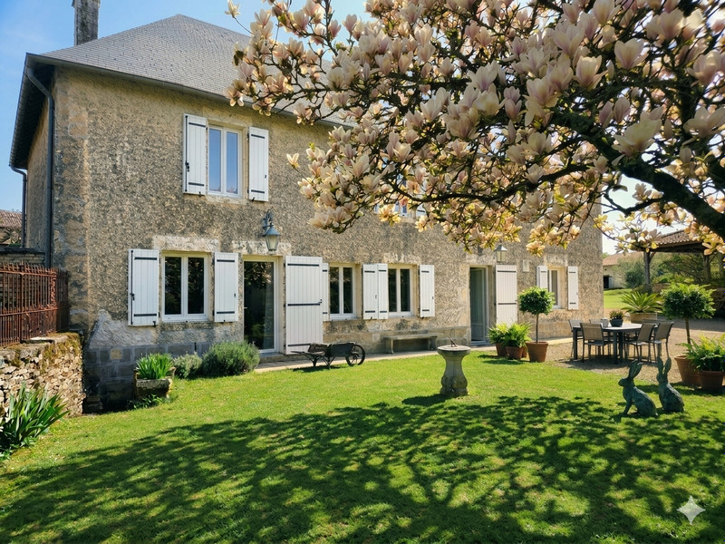 Propriété à vendre à Barro, Charente - 288 000 €
