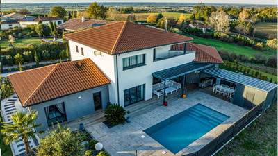 Recent contemporary house of 284 m² on a 2,600 m² plot with a swimming pool, pool house, and garage.