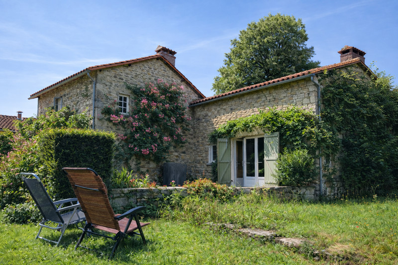 Propriété à vendre à Benest, Charente - 150 000 €