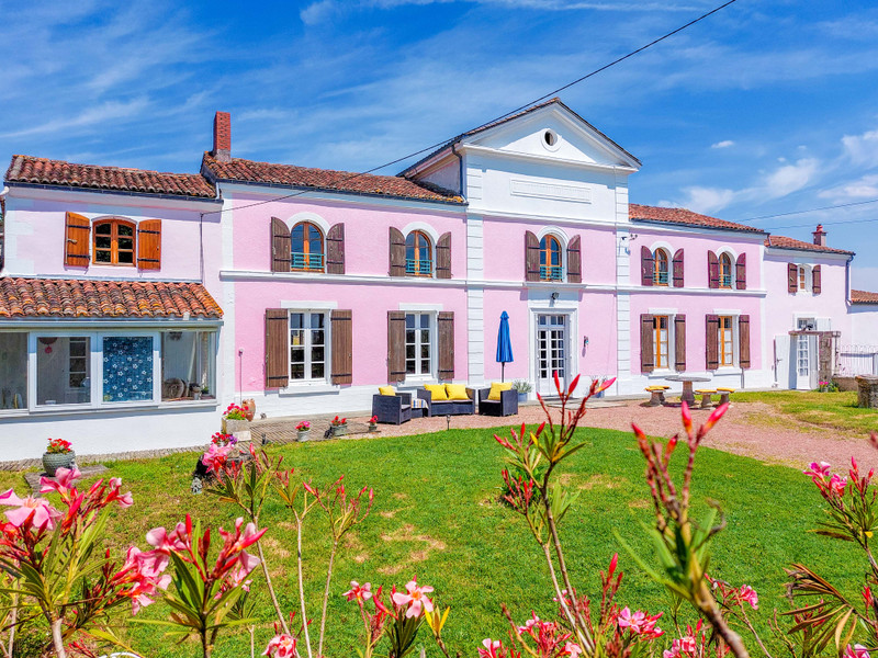 French property for sale in Saint-Jean-d'Angély, Charente-Maritime - €299,998 - photo 0