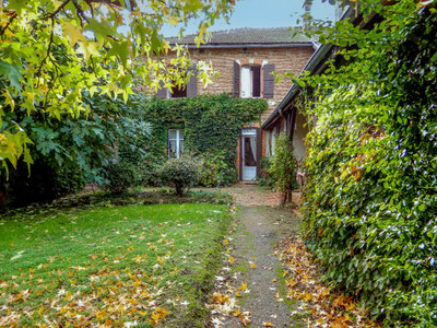 Maison à vendre à Terres-de-Haute-Charente, Charente, Poitou-Charentes, avec Leggett Immobilier
