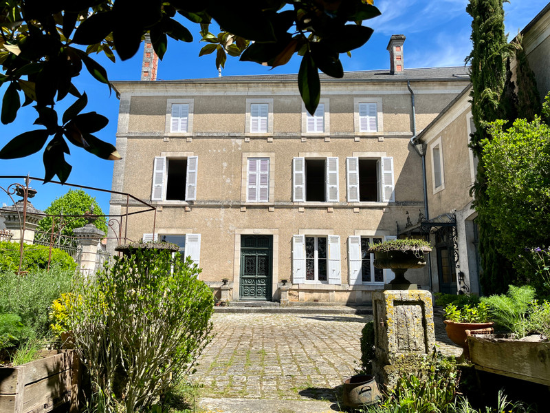 Maison à vendre à Javerlhac-et-la-Chapelle-Saint-Robert, Dordogne - 350 000 € - photo 1