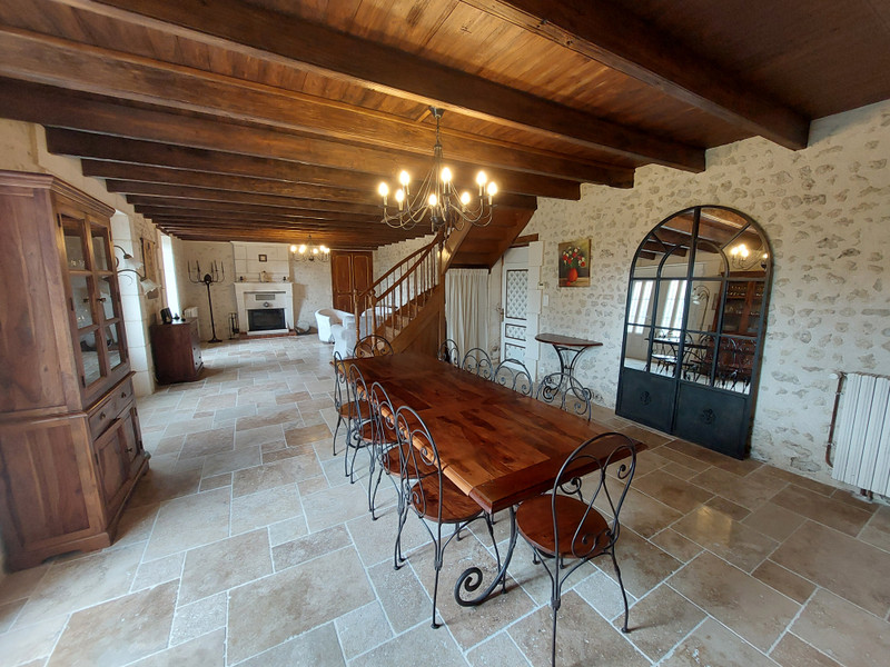 Maison à vendre à Montmoreau, Charente - 305.000 € - photo 1