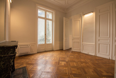 Building of 530 m² in the centre of Angoulême. Fully renovated in 2019 for office use