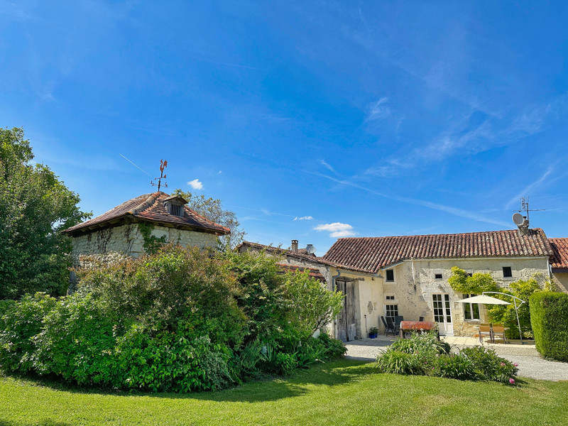 Maison à vendre à Aubeterre-sur-Dronne, Charente - 362.000 € - photo 1