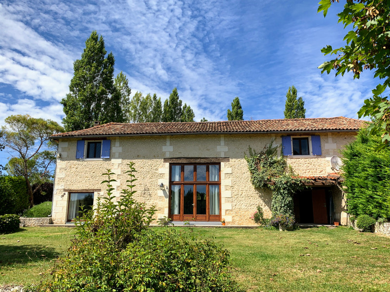Maison à vendre à Chalais, Charente - 376 300 € - photo 1
