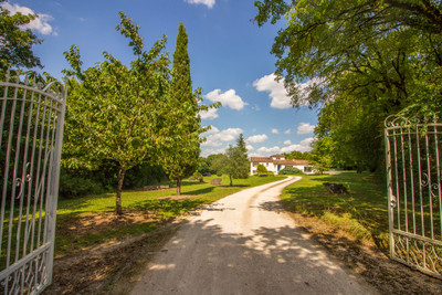 French property for sale in Angoulême, Charente - €310,000 - photo 4