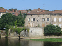 Maison à vendre à Confolens, Charente - 90.000 € - photo 1